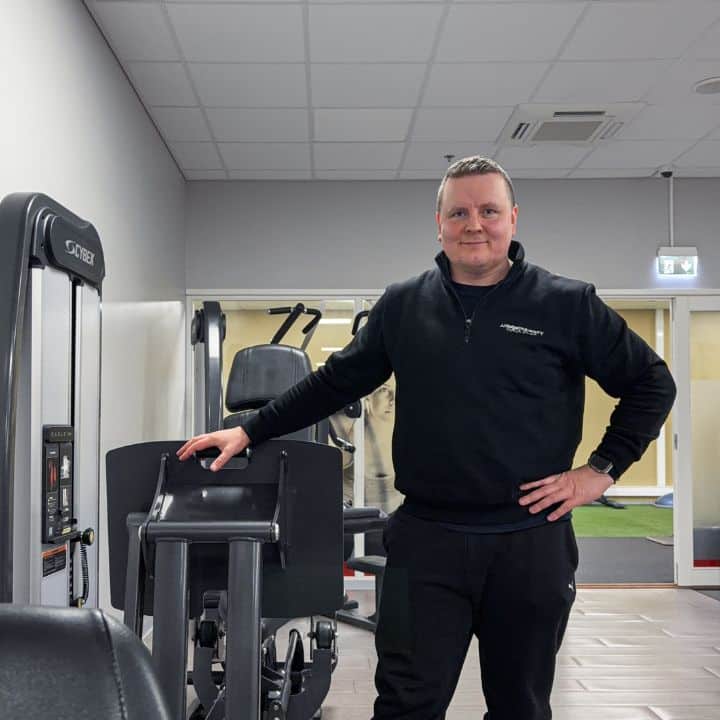 Valmentaja Aki Laitinen Fit Lahti kuntosalilla.