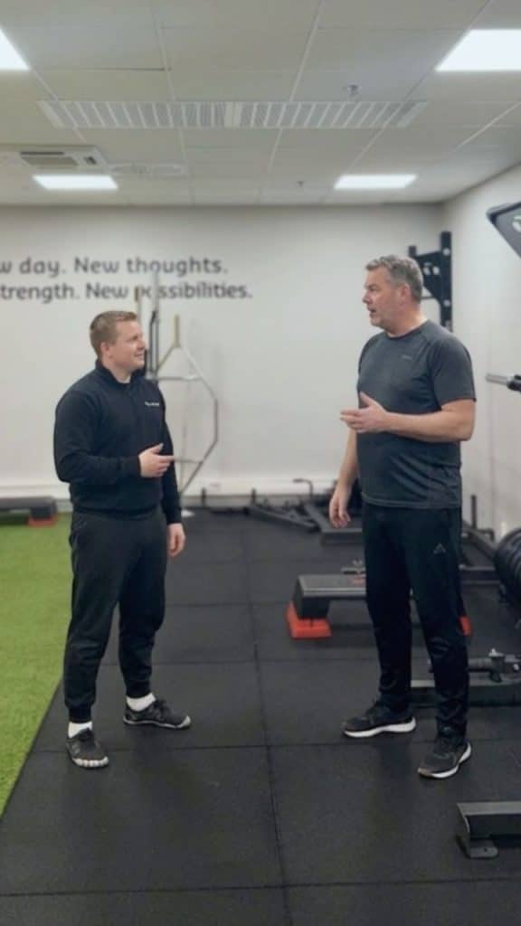 Pt Aki Laitinen keskustelemassa asiakkaan kanssa kuntosalilla Fit Lahdessa.
